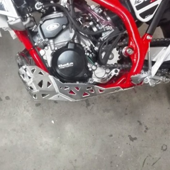 Scut motor cu protectie rezonator/linkage Beta Xtrainer '15-'24 P-TECH PK008B